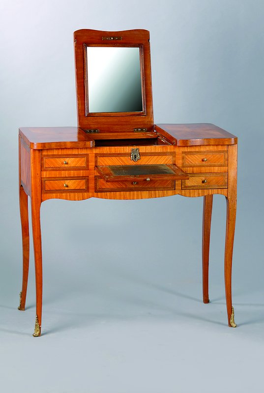 Schminktisch, um 1920, Rosenholzfurnier, vielfach gespiegelt verlegt, aufklappbar m. Spiegel, 2-schübig, 3 Blenderschubladen, Ausziehbrett, ...