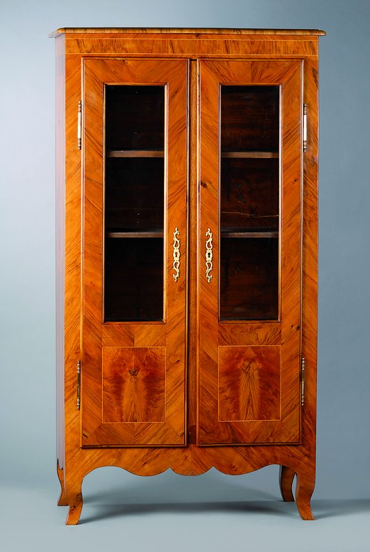 Vitrinenschrank, um 1800, Nußbaumfurnier, vielfach gespiegelt verlegt, 2-türig, verglast, Ahornfadenintarsien, Zarge und Füße geschweift, Teile ...