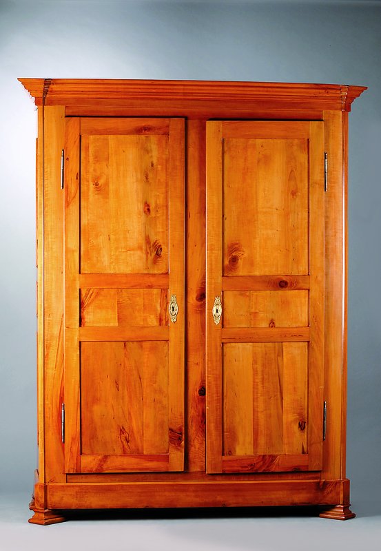 2-türiger Schrank, um 1820/30, Kirschbaum/Birne, 12-fach kassettiert, abgeflachte Ecken, Kopf vielfach getreppt, l. Reste alten Wurmbefalls, ...