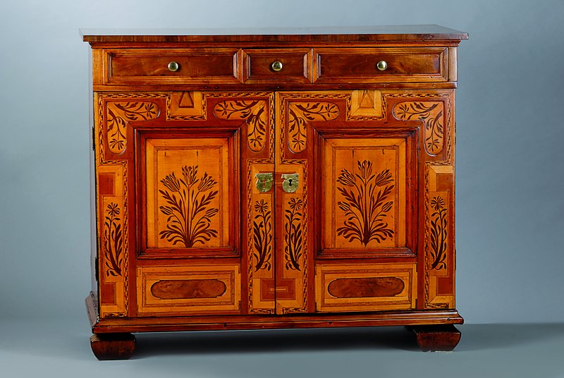 Halbschrank, um 1860, Nußbaum, 2-türig, 3 -schübig, Front aufwendig intarsiert, Inlets getreppt, Reste alten Wurmbefalls, Gebr.-Sp., ca. 99x115x56 ...