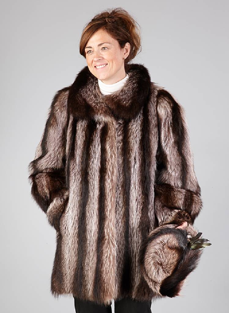 Waschbär-Longjacke mit Mütze, Gr. ca. 40, Ärmel mit Manschetten, 2 seitl. Einschubtaschen, schwarzes Innenfutter, Rückenl. ca. 81 cm, mit ...