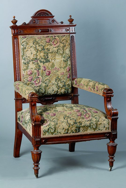 Armlehnsessel, Gründerzeit, um 1880, Nußbaum, reich gedrechselt, Armlehnen in Voluten auslaufend, Frontfüße auf Rollen, Leistenteile fehlen, ...