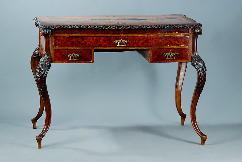 Schreibtisch, Darmstadt, um 1860, Nußbaum/Wurzelnußfurnier, reich floral intarsiert in Ahorn, Zitronen-, Nußbaum- und Ebenholz, 3-schübig, ...