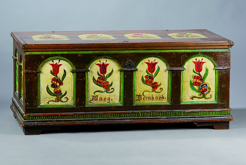 Hochzeitstruhe, Vogelsberg, um 1830/40, Weichholz, bunt bemalt, Initialen: Marg. und Bernhard., schwundrissig, Alterssch., ca. 56x130x54 cm