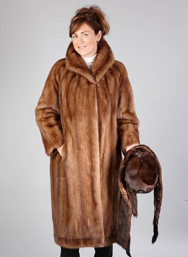 Mittelbrauner Nerzmantel, Gr. ca. 40, 2 Einschubtaschen, breiter Kragen, Label: Edelpelze Günter Horn, Essen, Rückenl. ca. 93 cm, dazu ...