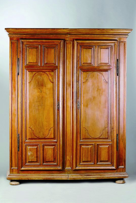 Schrank, um 1800, Nußbaum massiv, 2-türig, sog. Spaltschrank, Front und Seiten kassettiert, Kopf getreppt, Fuß passig, Reste alten Wurmbefalls, ...