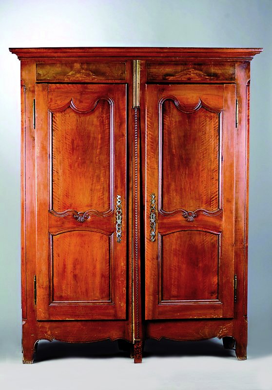Schrank, Frankreich, um 1770/80, Nußbaum, 2-türig, sog. Spaltschrank, Zarge geschweift, sparsame Volutenschnitzerei, Blendleiste lose bzw. besch., ...