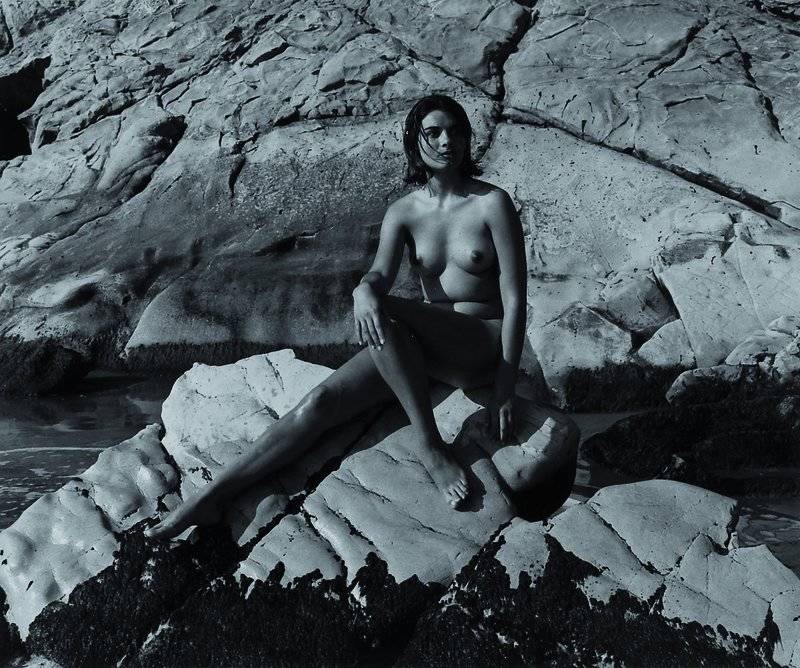 Andre de Dienes, 1913-1985, zwei s/w Fotografien, weiblicher Akt,rückseitig gestempelt: Photo Andre de Dienes New York City, ca. 22x21 cm und 21 x ...