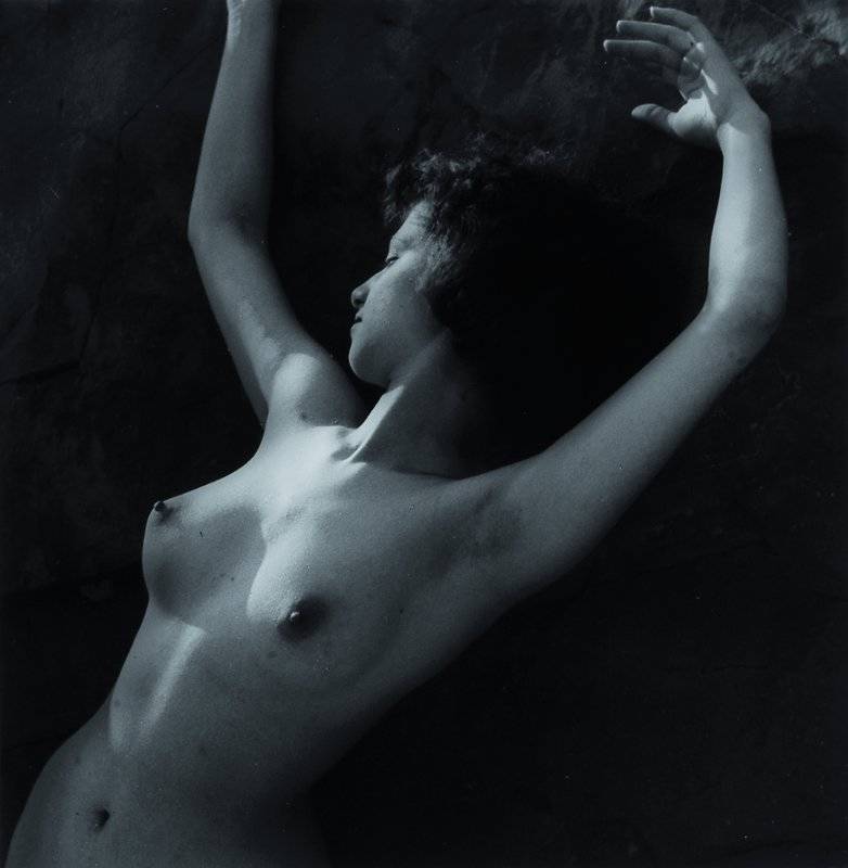 Detail a: Andre de Dienes, 1913-1985, zwei s/w Fotografien, weiblicher Akt,rückseitig gestempelt: Photo Andre de Dienes New York City, ca. 22x21 cm und 21 x ...