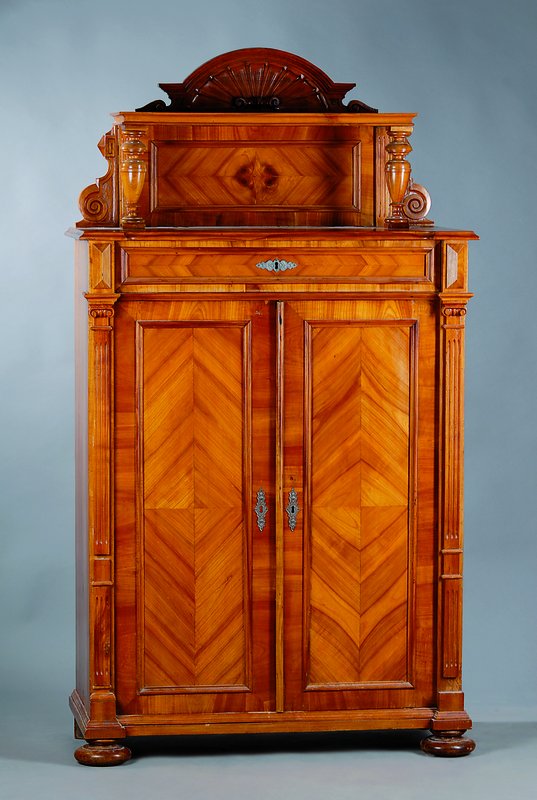 Vertiko mit Aufsatz, deutsch, um 1880-90, Nußbaumfurnier gespiegelt, 2-türig, 1-schübig,Kopf mit Rocaillenverz., Lisenen gerieft, Balustersäulen, ...