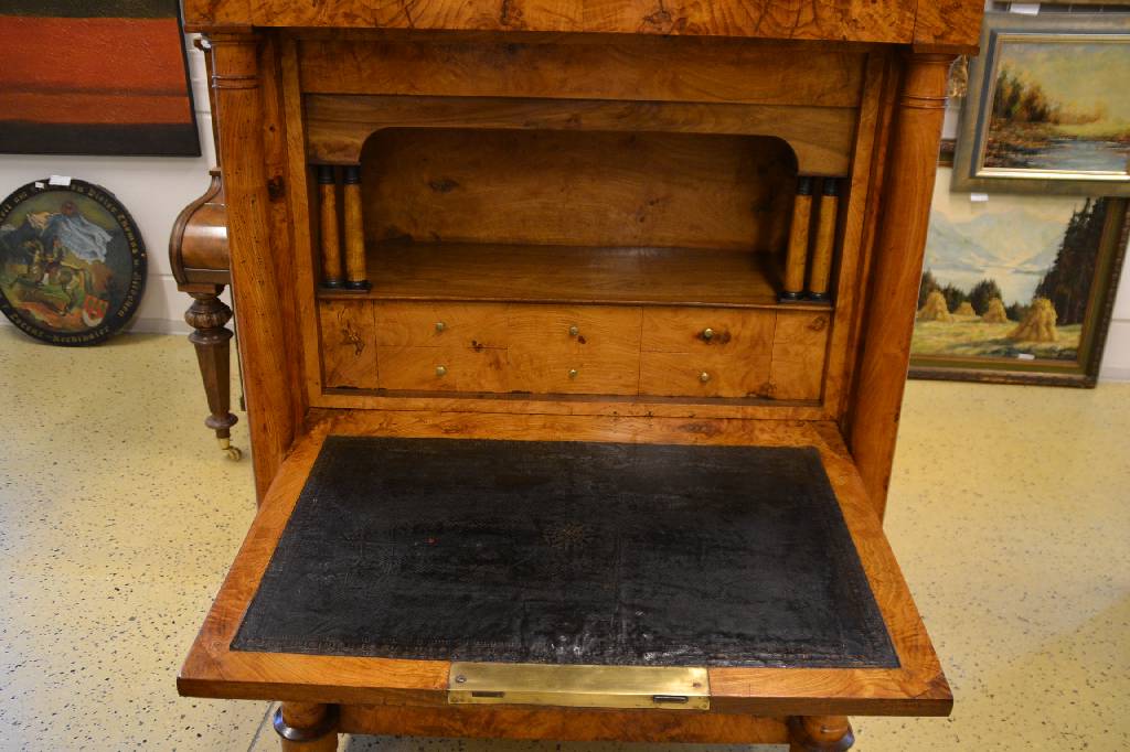 Detail b: Empiresekretär, um 1820, Wurzelholzsägefurnier, mehrere Geheimfächer, teils mit Sprungfedermechanismus, orig. Beschläge, graue Marmorplatte, ...