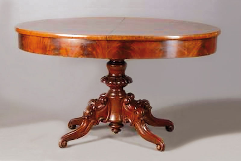 Ausziehtisch, um 1860/70, Mahagonifurnier, reich gedrechselter und geschnitzter Fuß, Einlegebretter fehlen, Oberfläche lackiert, st. Gebr-Sp., l. ...