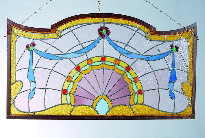 Bleiglasfenster, wohl Belgien, um 1900, farbloses und buntes Glas in Form von Rosettenund Freundschaftsbändern, reiner Jugendstil, Anspielungen auf ...