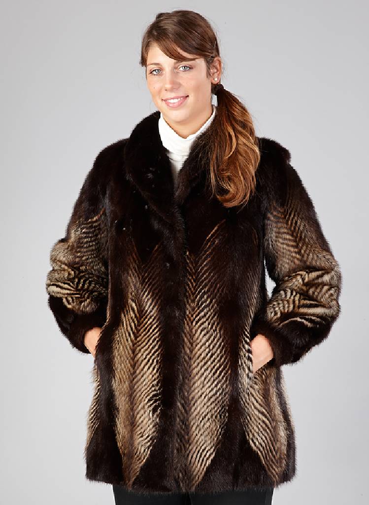 Nerzlongjacke mit Iltisfellen, Gr. ca. 40, braune/cremefarb. Nerz- und Iltisfelle im Fischgrätmuster, dunkelbraunes Innenfutter, Rückenl. ca. 85 cm