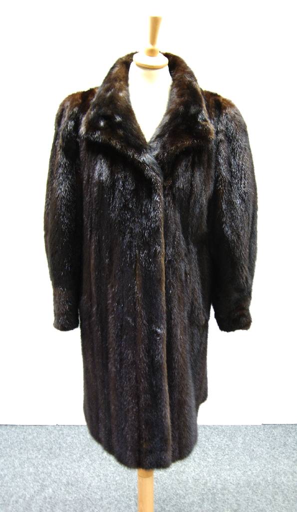 Nerzmantel, Gr. ca. 40/42, dunkelbraune Felle längs verarbeitet Kragen, Ärmel mit kleinen Manschetten, dunkelbraunes Innenfutter, 2 seitl. ...