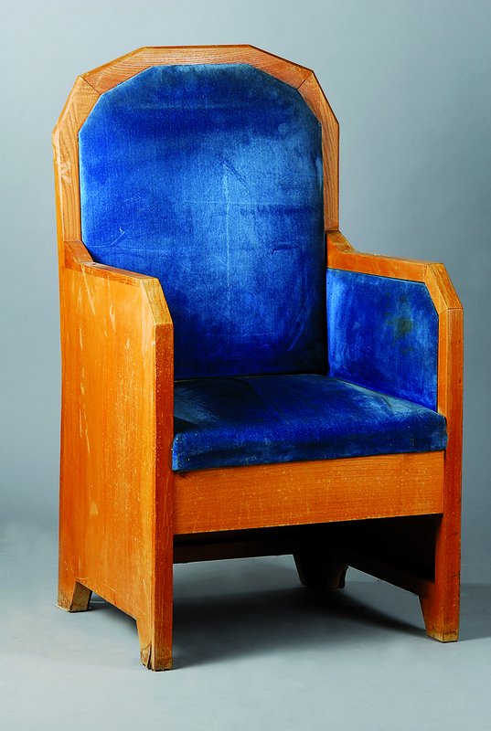 Hochlehnsessel, sog. antroposophisches Möbel unter dem unmittelbaren Einfluss von Rudolf Steiner in den 20er Jahren, Esche, blauer Velourbezug, in ...