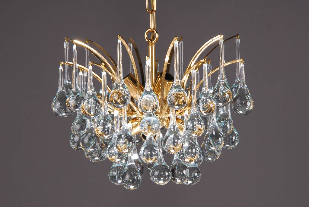 Deckenlampe und zwei Wandlampen, 2. H. 20. Jh., reicher Kristallbehang, sechs Brennstellen, Wandlampen je 1 Brennstelle, Fu. nicht geprüft; Lampenh. ...