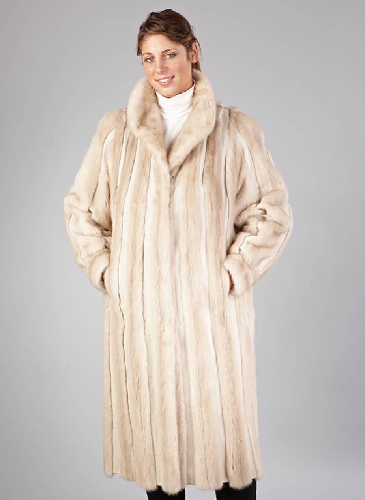 Nerzmantel, Gr. ca. 42/44, beige Felle, längs verarbeitet, eingenähte Lederstücke, marmoriertes Innenfutter mit Innentasche, 2 seitl. ...