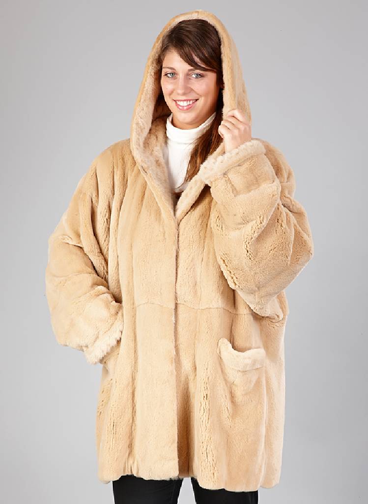 Geschorener Nerz-Swinger mit Kapuze, Gr. ca. 46/48, Matthiessen Sylt, beige Felle, geschoren und partiell gerupft, sehr leichte Verarbeitung, ...