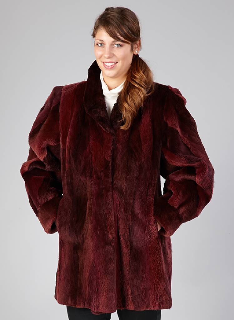 Geschorene Fuchslongjacke, Gr. ca. 40/42, in versch. Brombeerfarben eingefärbt, lila- farb. Innenfutter, 2 seitl. Einschubtaschen, umklappbare ...