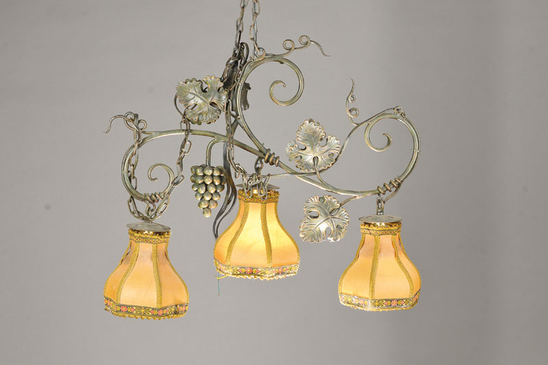 Deckenlampe, 20. Jh., 3 Brennstellen, Schirme, Eisenmontur, Weinlaub- u. Rebendekor, H./B. 108/70 cm, Fu. nicht gepr., Alterssp.