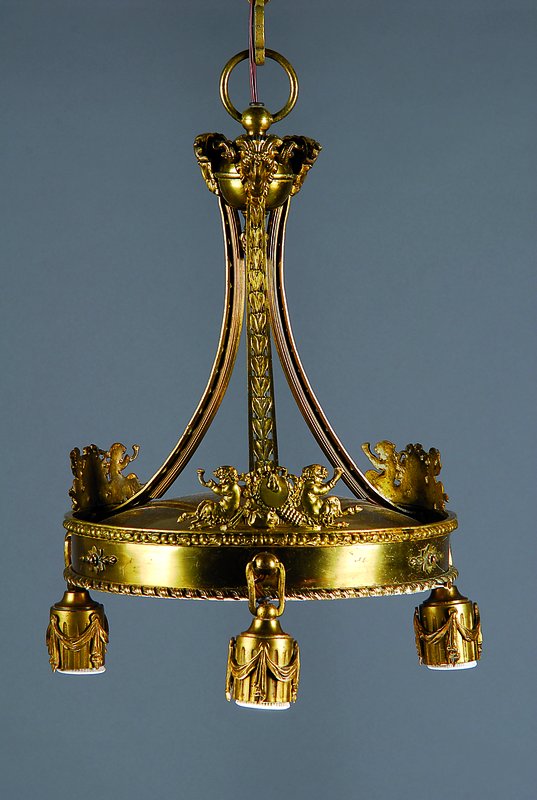 Deckenlampe, deutsch, um 1900, klassizistisch, vier Brennstellen, schwerer Messingguß, mattierte Mittelschale, H.ca. 46.5cm, D. ca. 32cm, ...
