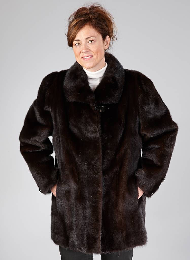 Saga Mink Nerzlongjacke, Gr. ca. 42/44, dunkelbraune Felle längs verarbeitet, braunes gemustertes Innenfutter, 2 seitl. Einschub- taschen, 1 ...