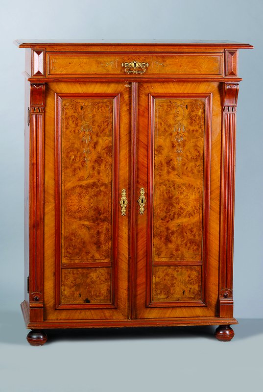 Vertiko, Gründerzeit, um 1880, Nußbaum/Wurzelnußfurnier, 2-türig, 1-schübig, feine Flachschnitzereien, verzierte Beschläge,ohne Aufsatz, ...