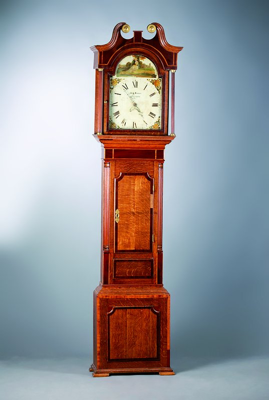 Standuhr, England, um 1830, Holzgehäuse mit Intarsien, Voluten sek., bemaltes Bogenzifferblatt mit Datumsanzeige, mass. Messingplatinenwerk, Antrieb ...