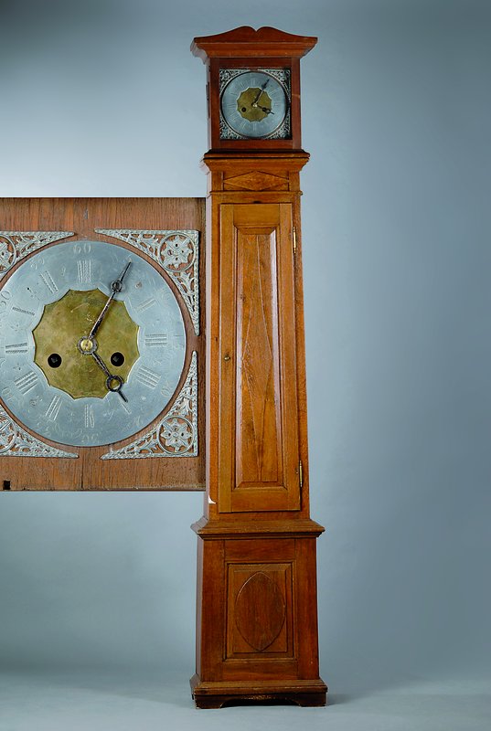 Standuhr, norddeutsch, um 1850, Eichengehäuse mit Feldern u. Rauten, Zinnziffernreif mit Zwickeln, Halbstd. Doppelschlag auf 2 Glocken,Antrieb über ...