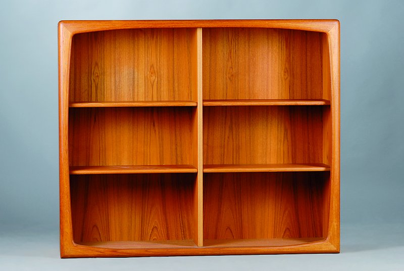 Hängevitrine, Dänemark, um 1975, Teakholz massiv, glatte, elegante wuchtige Ausführung, verglast, sehr praktisch, ca. 98x115x31 cm