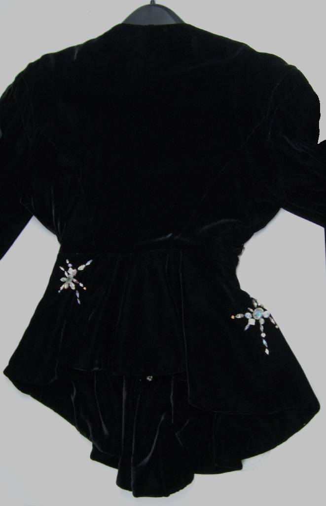 Detail a: THIERRY MUGLER, Haute Couture Vintage-Fashion-Kleid, 80er Jahre, franz. Größe 36/38, schwerer, schwarzer Samt in sich leicht changierend, ...