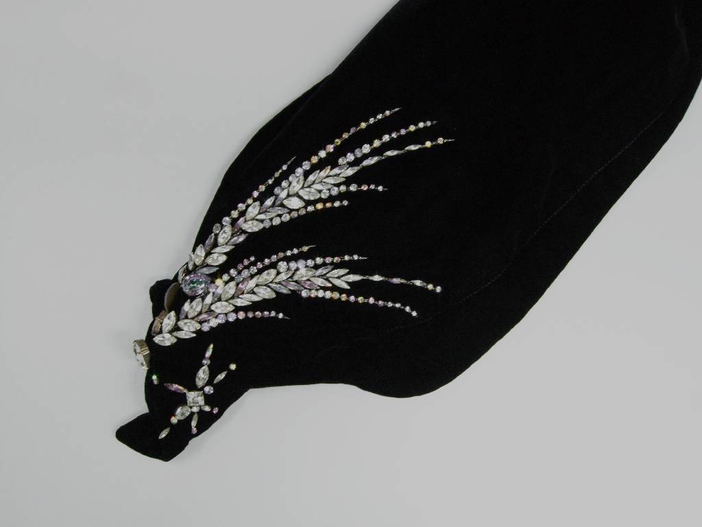 Detail b: THIERRY MUGLER, Haute Couture Vintage-Fashion-Kleid, 80er Jahre, franz. Größe 36/38, schwerer, schwarzer Samt in sich leicht changierend, ...