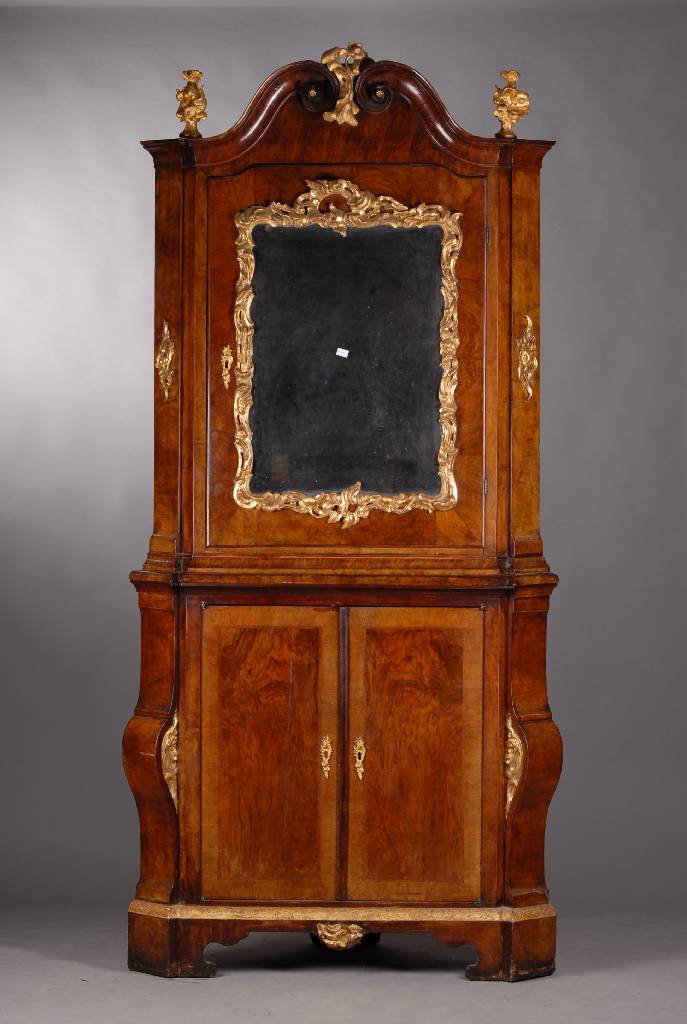 Barocker Eckschrank, norddeutsch um 1730/40,Korpus Weichholz, in sich dreigeteilt,Oberteil verspiegelt, integrierte Schublade, Unterteil mit ...