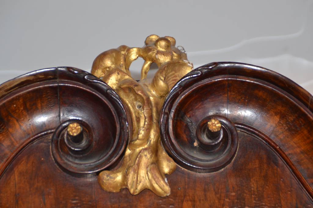 Detail a: Barocker Eckschrank, norddeutsch um 1730/40,Korpus Weichholz, in sich dreigeteilt,Oberteil verspiegelt, integrierte Schublade, Unterteil mit ...