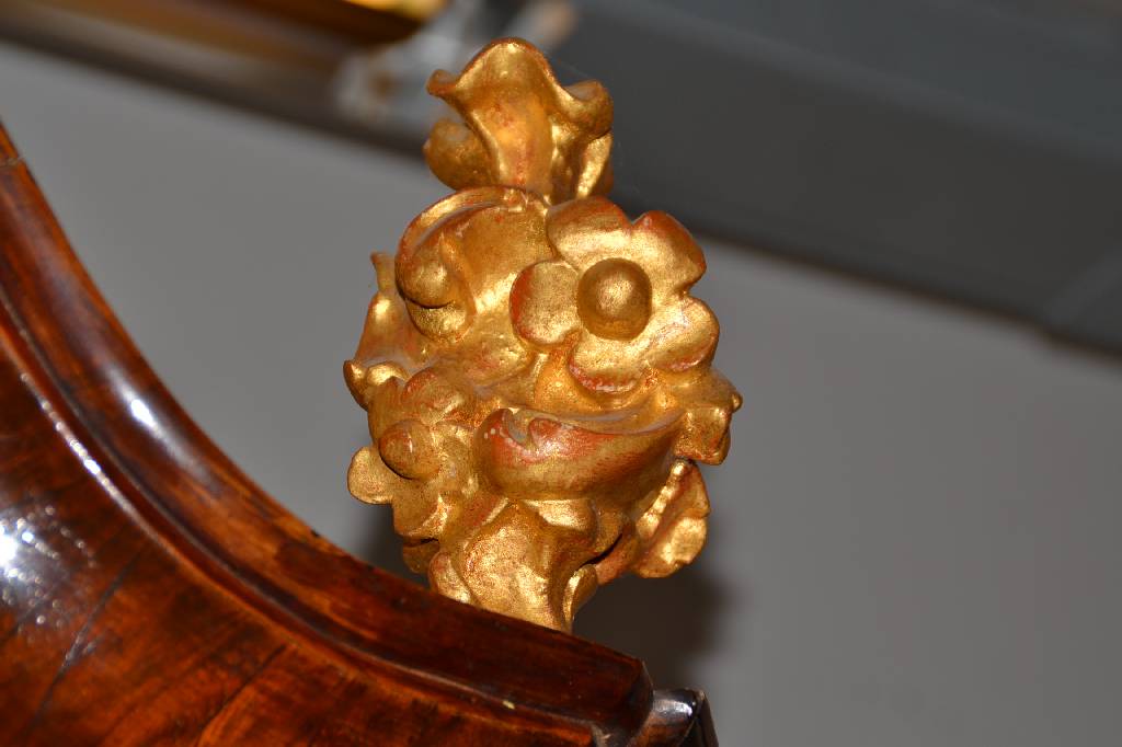 Detail b: Barocker Eckschrank, norddeutsch um 1730/40,Korpus Weichholz, in sich dreigeteilt,Oberteil verspiegelt, integrierte Schublade, Unterteil mit ...