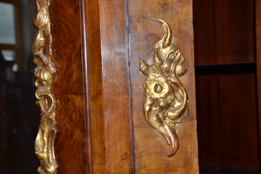 Detail c: Barocker Eckschrank, norddeutsch um 1730/40,Korpus Weichholz, in sich dreigeteilt,Oberteil verspiegelt, integrierte Schublade, Unterteil mit ...