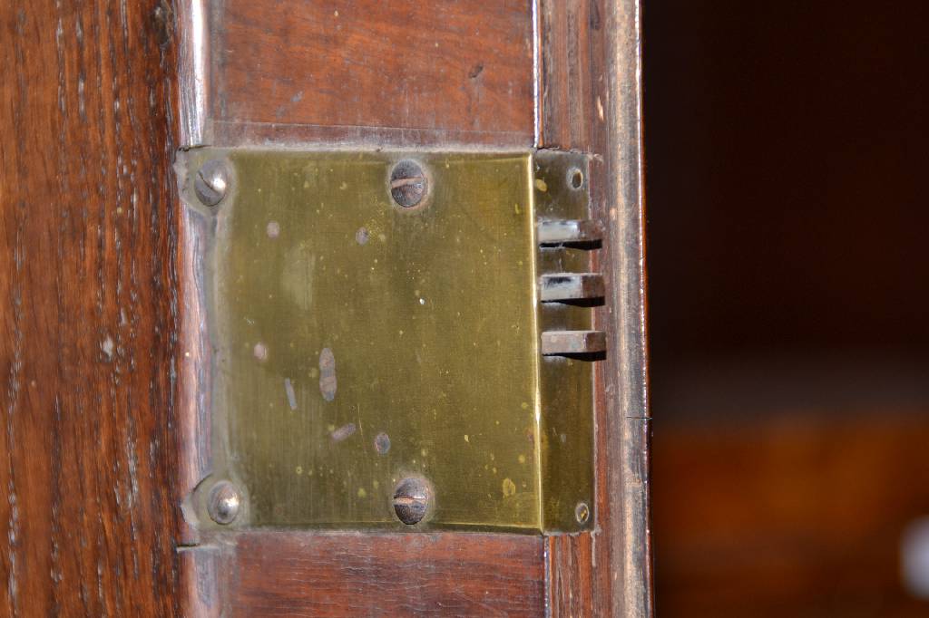 Detail d: Barocker Eckschrank, norddeutsch um 1730/40,Korpus Weichholz, in sich dreigeteilt,Oberteil verspiegelt, integrierte Schublade, Unterteil mit ...