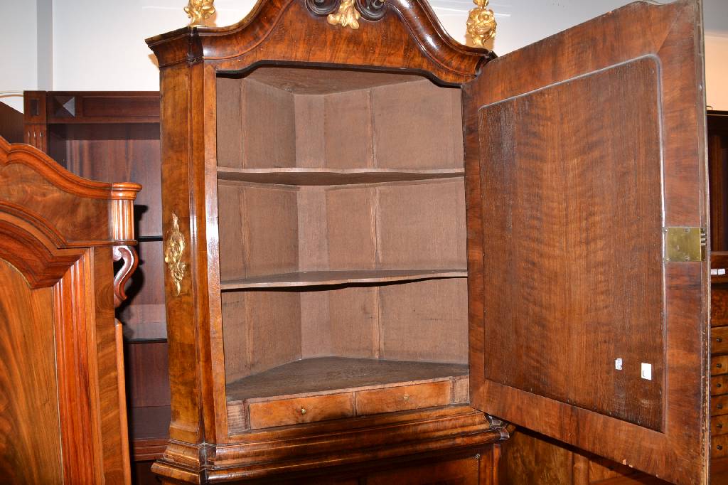 Detail e: Barocker Eckschrank, norddeutsch um 1730/40,Korpus Weichholz, in sich dreigeteilt,Oberteil verspiegelt, integrierte Schublade, Unterteil mit ...