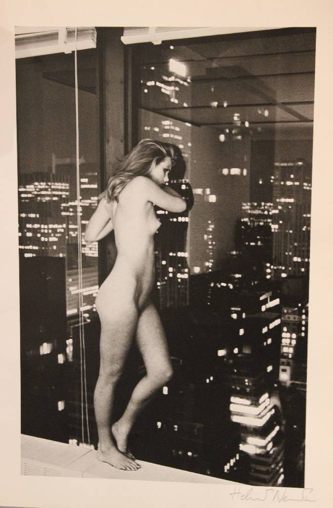 Helmut Newton, 1920-2004, s/w Fotografie, rückseitig bezeichnet: Patty Hansen over Manhatten 1977, handsigniert, ca. 35.5x23 cm