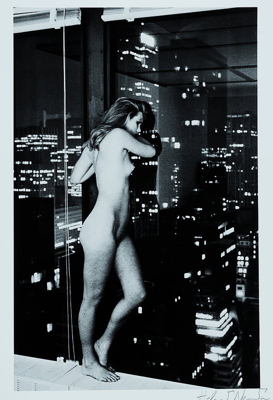 Detail a: Helmut Newton, 1920-2004, s/w Fotografie, rückseitig bezeichnet: Patty Hansen over Manhatten 1977, handsigniert, ca. 35.5x23 cm