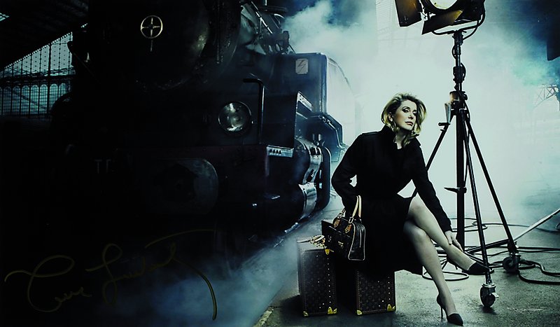 Annie Leibovitz, geb. 1949 Waterbury, Farbfotografie, Catherine Deneuve auf Louis Vuittonkoffern, handsigniert, ca. 19x32.5 cm