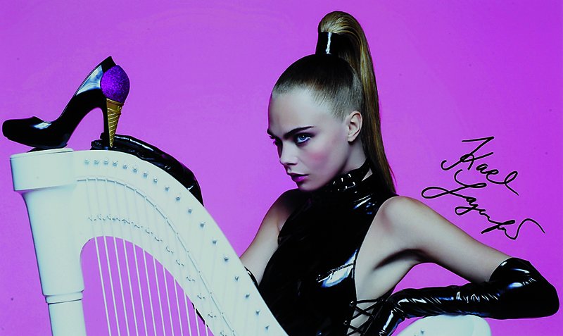 Karl Lagerfeld, geb. 1933 Hamburg, Farbfotografie, Model Cara Delevingne in Latex, handsigniert, ca. 19.5x31.5 cm