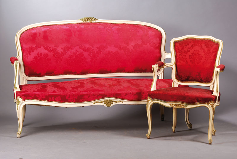 Sitzgruppe, um 1890, Sofa und 3 Armlehnsessel, weißer Schleiflack, allseitig geschweift, roter Bezug teils besch., Erneuerung empf., Alterssch., ...