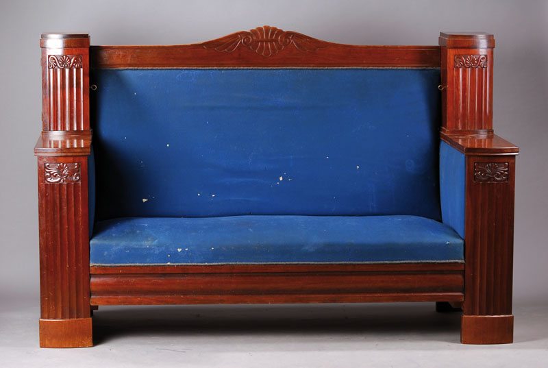 Sofa, Jugendstil, Mahagonifurnier, seitl. je ein abschließbares Fach, sparsame Rocaillen u. Akanthusblattschnitzerei, Bezug und Polsterungbesch., ...