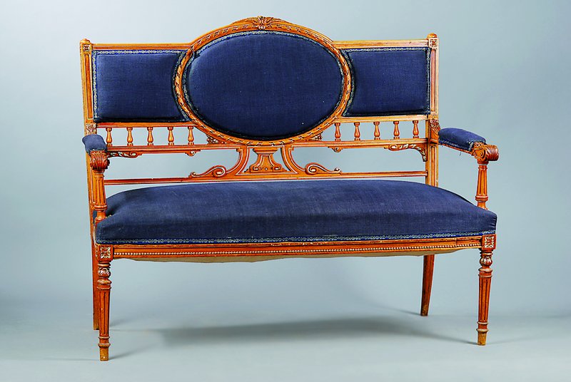 Sofa, Frankreich, um 1890, wohl Buche, reiche Akanthusblatt und Volutenschnitzerei, Polsterung und Bezug alt belassen, st. Gebr.-Sp., ca. 100x113x52 ...