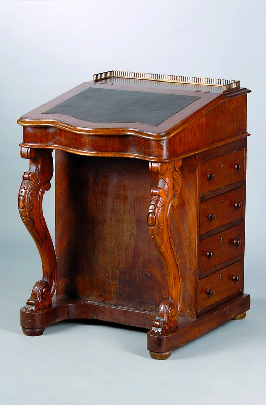 Davenport, England, um 1860, Satinholz, aufklappbar, seitl. 4-schübig, ohne Schlüssel,Beine reich geschnitzt, Messingbalustrade, st.Gebr.-Sp., ca. ...