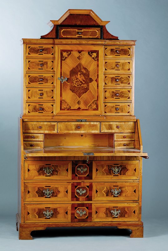 Tabernakelsekretär, Louis-Seize, 19. Jh., unter Verwendung alter Teile um 1780, Nußbaum/Wurzelnußfurnier, Unterteil 3-schübig, Mittelteil ...