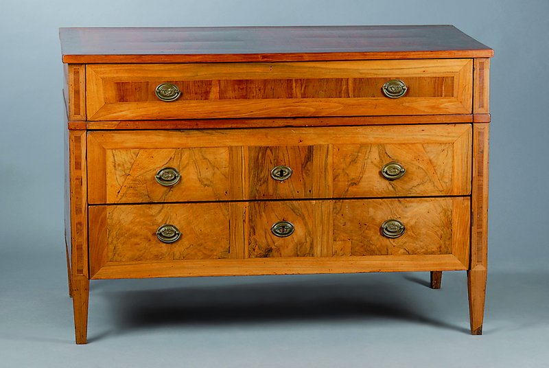Kommode, Louis-Seize, um 1780, Nußbaum/Wurzelnußfurnier, 3-schübig, Ahornfadenintarsien, l. Furniersch., schwundrissig, st. Gebr.-Sp., ohne ...