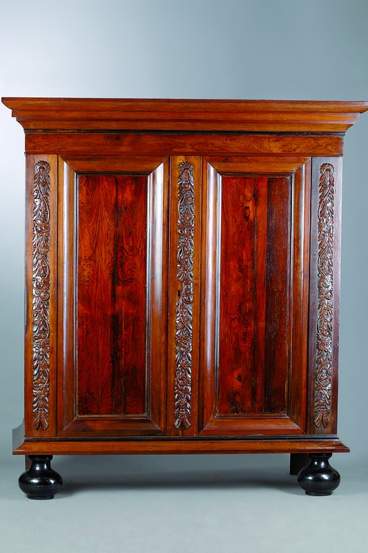 Schrank, Holland, um 1800, Palisanderfurnier, Kopf vielfach getreppt, Fußpassig, Kugelfüße, Lisenen m. aufges. Schnitzereien in Form v. Blüten, ...